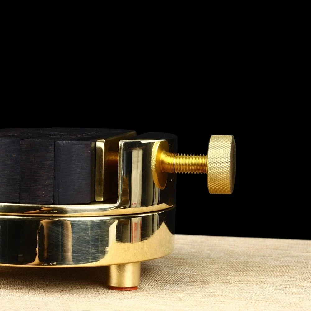 360° Rotating Dual-Axis Brass Seal Carving Clamp – Sound-Absorbing Solid Wood Engraving Tool with Non-Slip Base
