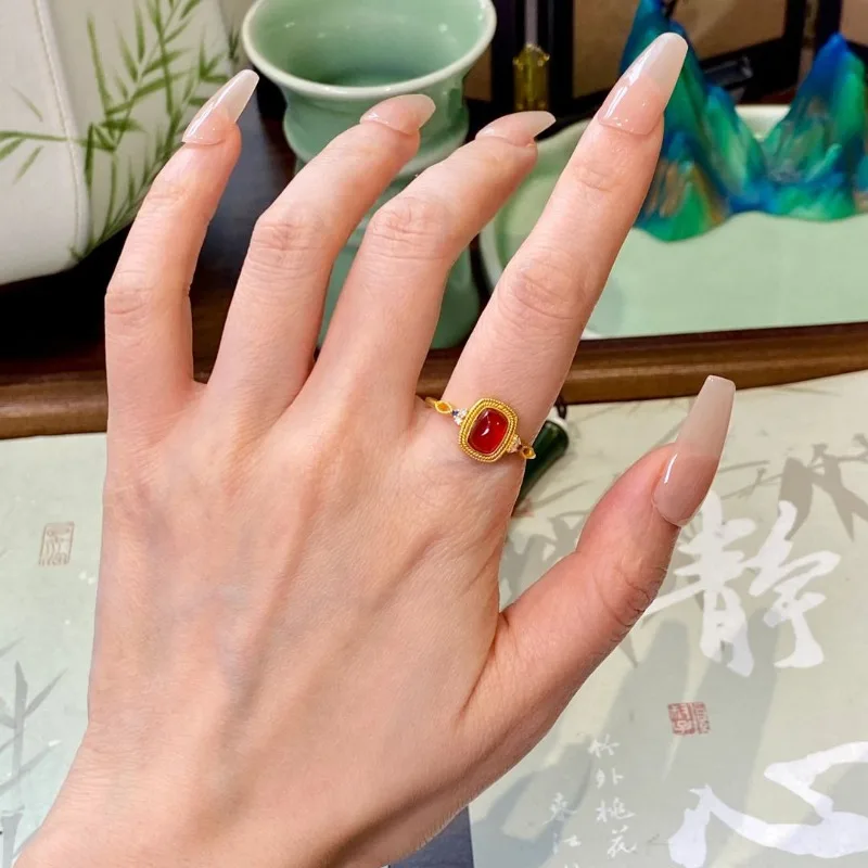 تخريمية ذهبية جديدة على الطراز الصيني مرصعة بالزركون الأحمر خاتم نسائي مفتوح فاخر ومزاج نبيل