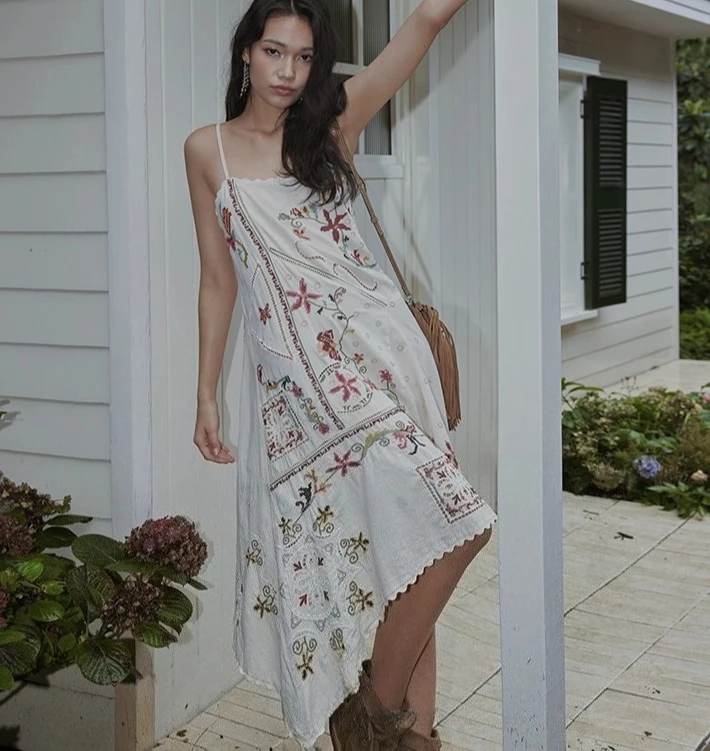 Boho Strand Ärmellose Träger Kleider Frauen Vintage Aushöhlen Floral Stickerei Baumwolle Lange Spitze Kleid Sommer Unregelmäßigen Saum Robe