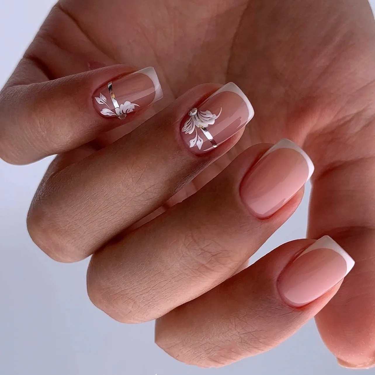 

24pcs Simple French White Flowers Pattern Press on Nail Tips Artificial Fake Nails Seamless Removable False Nails