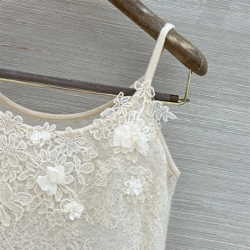 Immagine 5: Gilet in maglia da donna, nuovo top senza maniche con bretelle e vestibilità aderente per l'autunno 2026, maglione da donna in misto lana, top corto con ricamo in pizzo