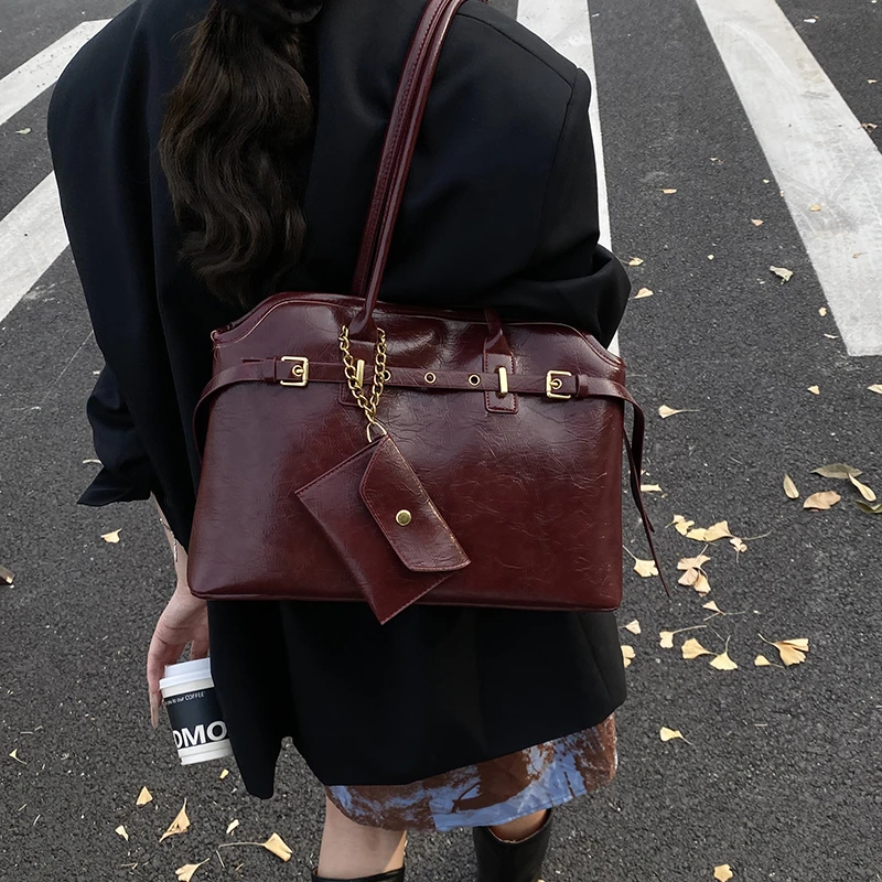 2025 Winter Glossy PU New Style Shell Shoulder Bags Solid Zipper Stylish Design Large Capacity High Quality Handbags for Women