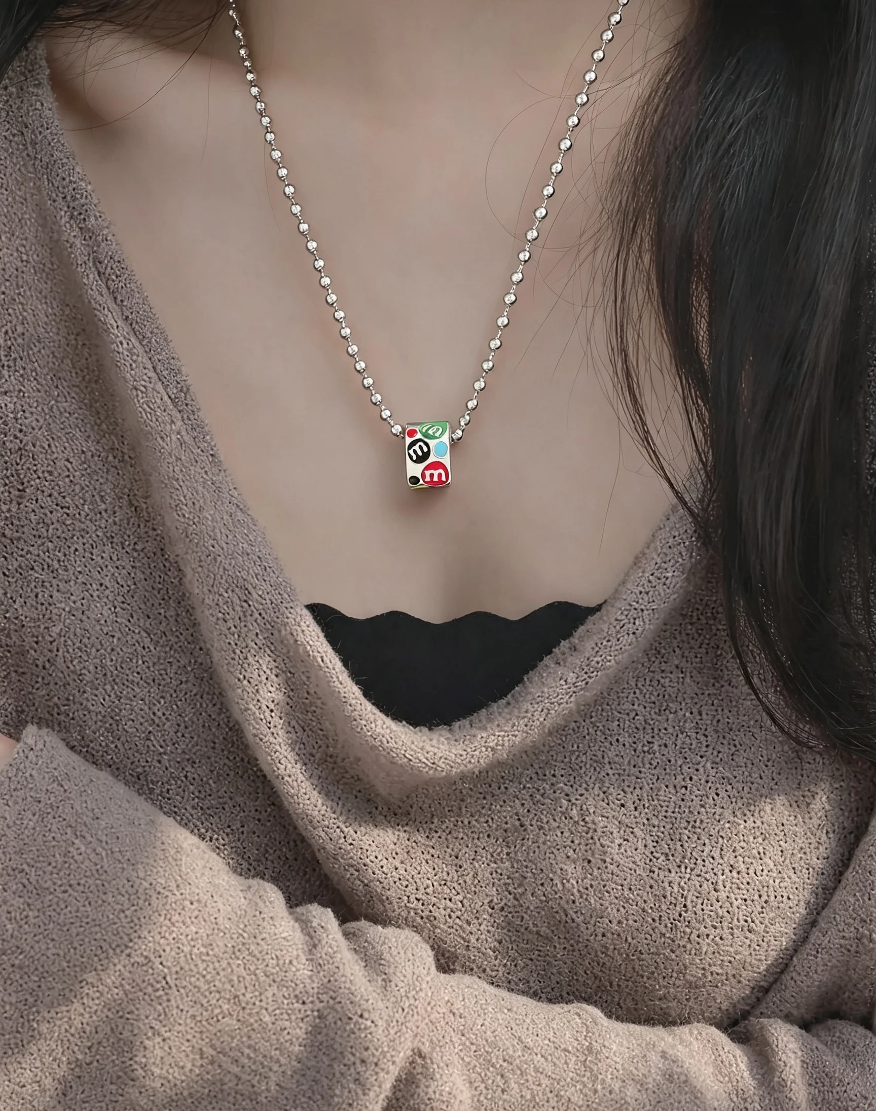 Sweet and Cool Dopamine-Style Colorful Enamel M&M Necklace for Women, Niche Spicy Girl Light Luxury Temperament Clavicle Chain Neck Accessory