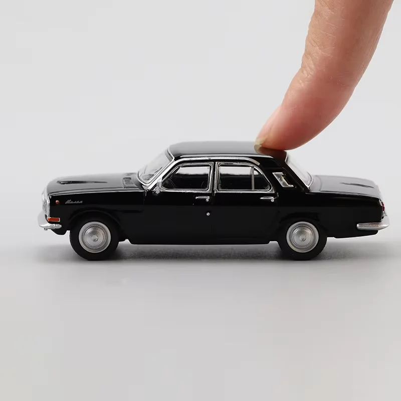 Perka 1:64 Scale GAZ-24 Volga Alloy Car Model Ornament Souvenir