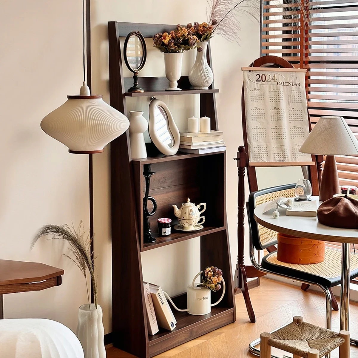 رف كتب عتيق، خزانة أرفف من القرون الوسطى، خزانة ضيقة ورقيقة، أرضية تعرض جانب خزانة كتب رفيع للغاية #2