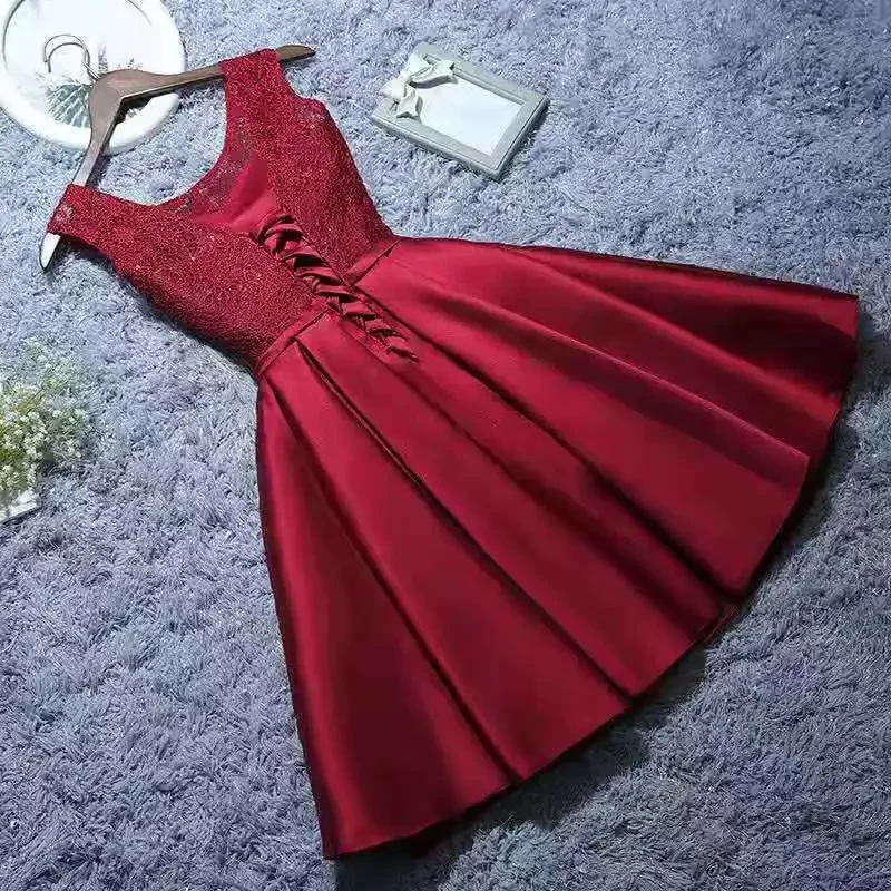 Vestidos de fiesta de bienvenida cortos personalizados champán vino rojo gris elegante lentejuelas con cordones vestidos de graduación vestido de dama de honor de satén