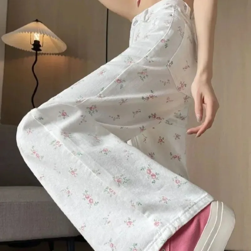 

Белые прямые джинсы с цветочным принтом для женщин, с высокой талией, свободного кроя, струящиеся, широкие штанины, джинсовые брюки, визуально стройнящие, длиной в пол