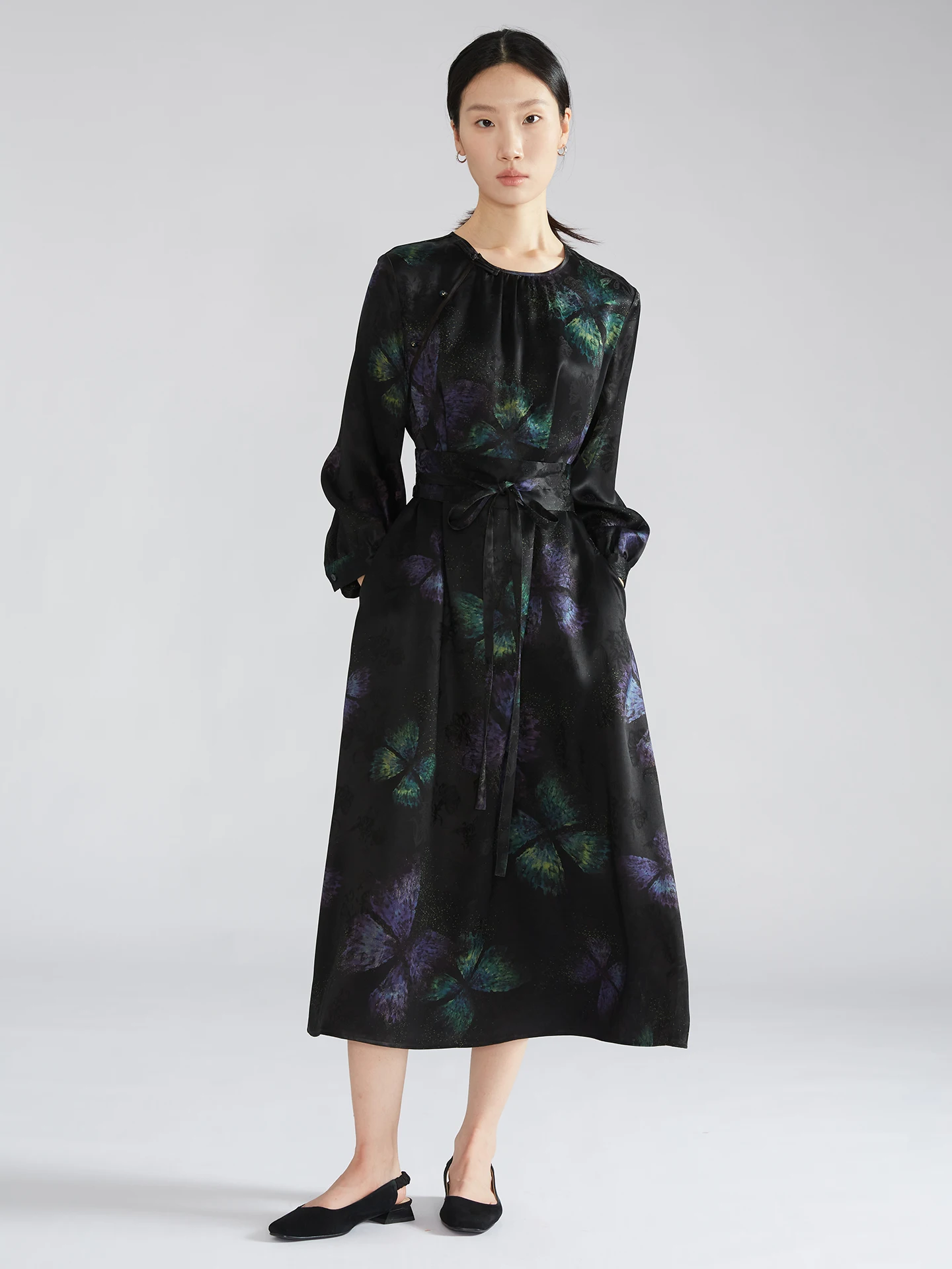 الساتان الثقيل 100% حرير التوت الطبيعي Gambiered قوانغدونغ الشاش الجديد النمط الصيني مشبك المرأة الجولة الرقبة فستان بأكمام طويلة