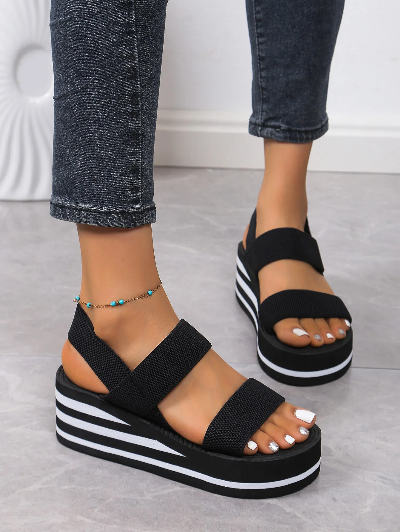 Minimalistische Keilsandalen für Damen, offene Zehenpartie, dicke Sohle, Plateau-Freizeitsandalen, Knöchelriemen, Slingback-Sandalen, einfarbig – Detail 8
