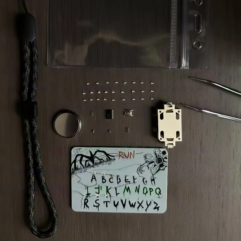 Ciondolo luminoso per carte di merci anime 26 lettere Borsa leggera Ciondolo per auto per regali di festival Accessorio per action figure di giocattoli e hobby