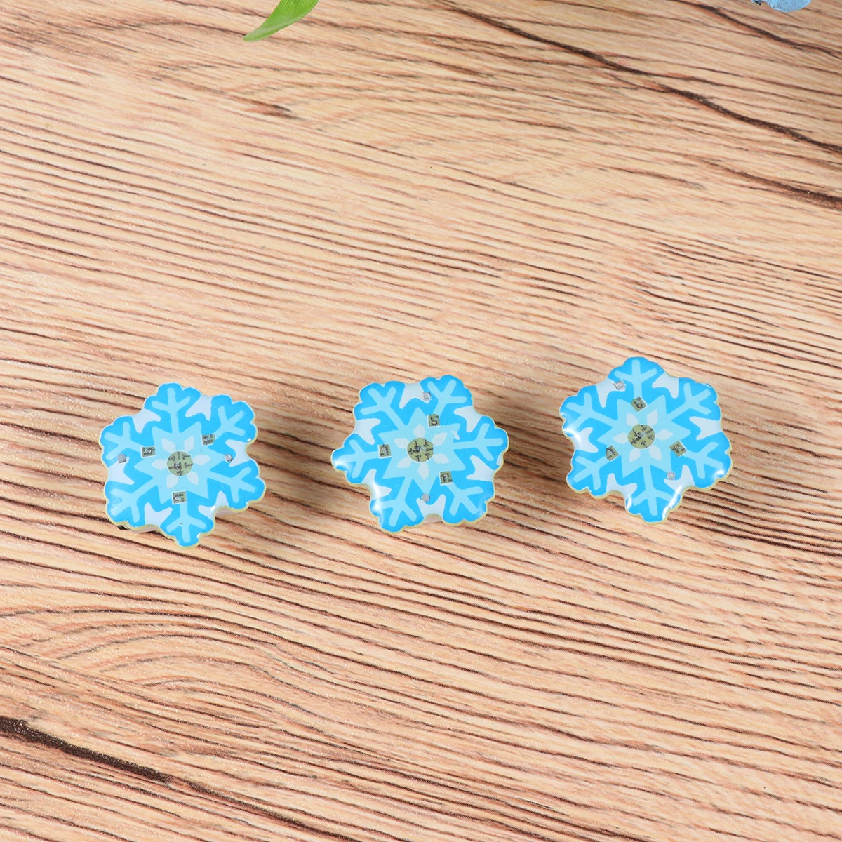 

25Pcs Christmas Glitter Brooches LED Glowing Snowflake Pins Christmas Tree Decor Carton Gift LED Glowing Badges