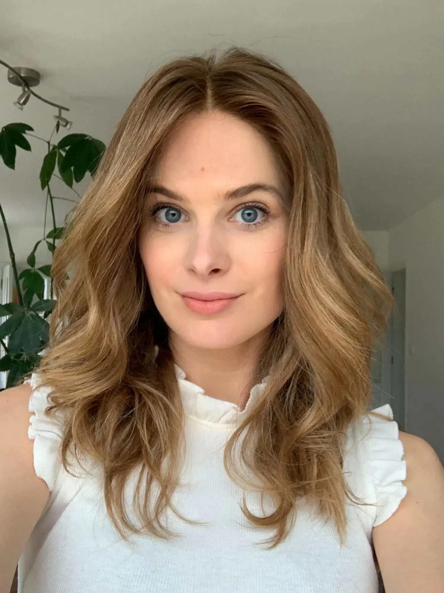 부드러운 허니 블론드 합성 레이스 탑 가발 (어두운 뿌리, 어깨 길이 웨이브, 고품질 13*4 HD 인비저블 레이스 가발, 새로운 스타일)