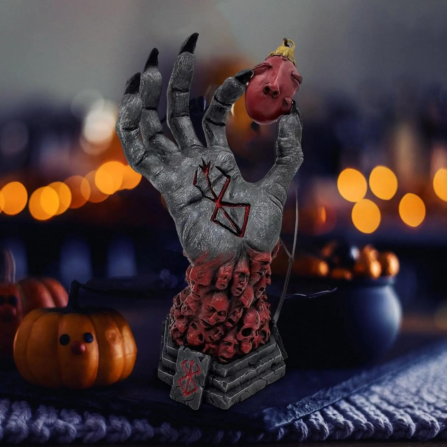 Estatua Berserk, mano de Dios Berserk, diablo, mano derecha, calavera, runa, escultura, esqueleto de Halloween, colección de figuras de resina de mano