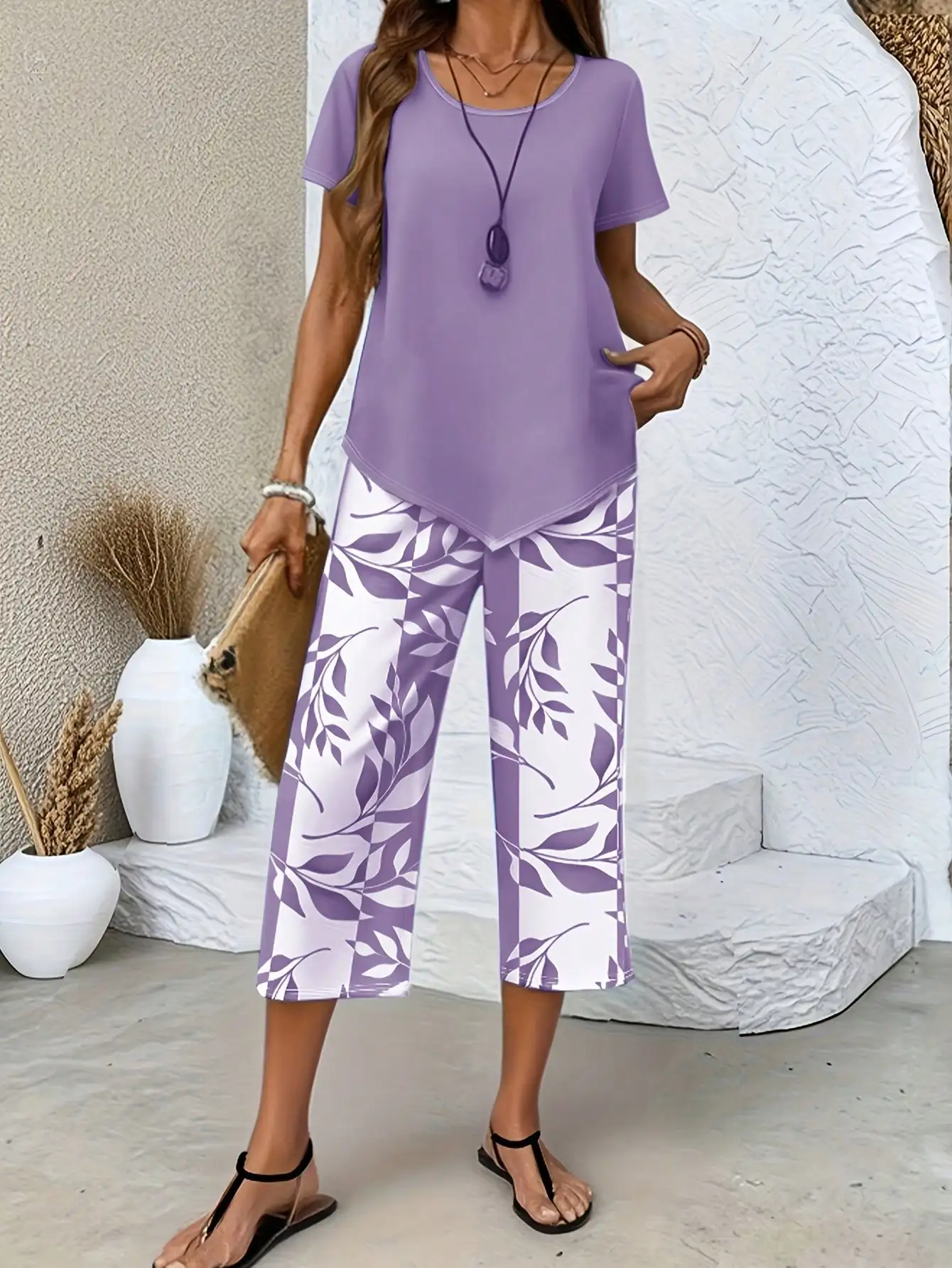 A Casual Two-Piece Outfit For Women Suitable For Spring And Summer, Featuring A Light Blue Short-Sleeve Crew Neck Top And Wide-Legged Pants With A Blue And White Leaf Print, Designed For Comfort And Versatility In Everyday Street Wear