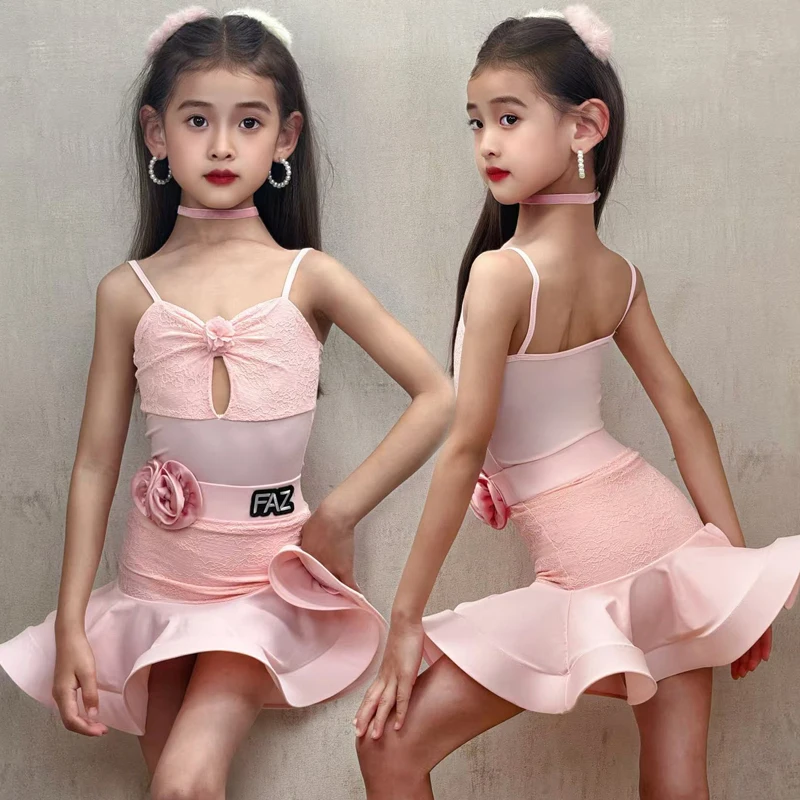 สีชมพูเชือกแขวนคอดอกไม้เต้นรําละตินชุดสองชิ้น,ชุดการแสดงระดับมืออาชีพสําหรับสาวๆ,ชุดเต้นรําละติน,ชุดฝึกซ้อมระดับไฮเอนด์