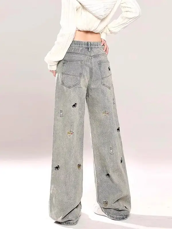 Damskie jeansy z wysokim stanem, haftowane, z kwiatowym wzorem, grafika, dekoracja, moda damska, denim, estetyka, trendy, unikatowe.