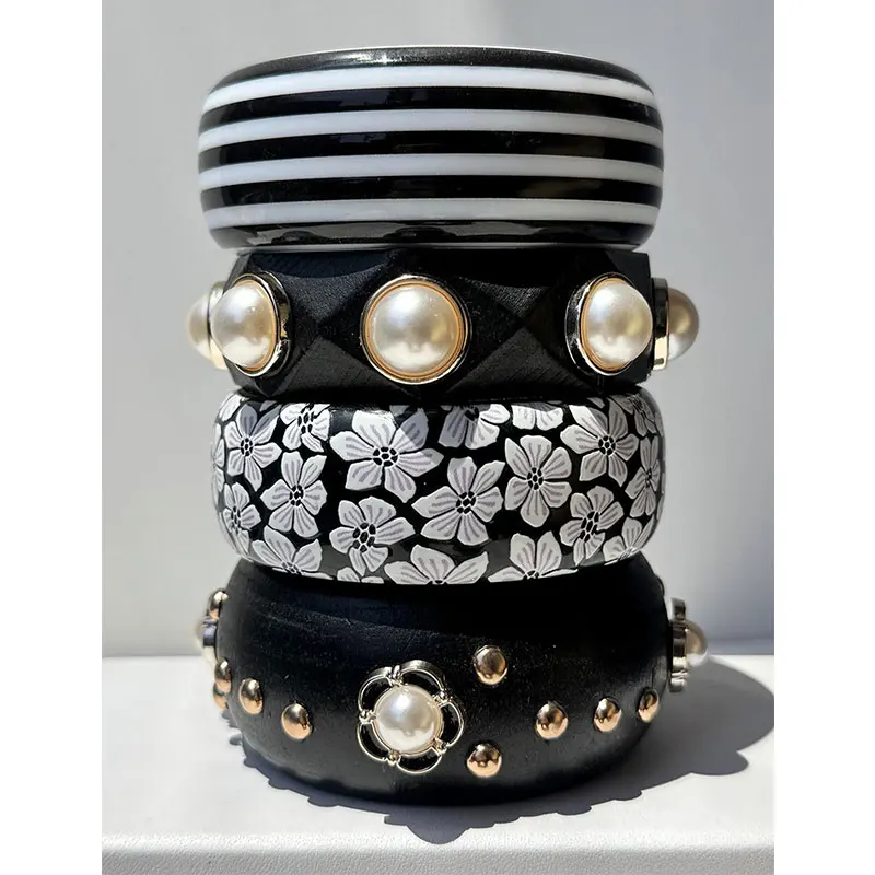 Einfache Linien, weiße Blumen, Perlen, Metallnieten, Kamelien-Harz-Holz-Armband für Damen, Retro-Vintage-Armreif HUANZHI 2026 NEU