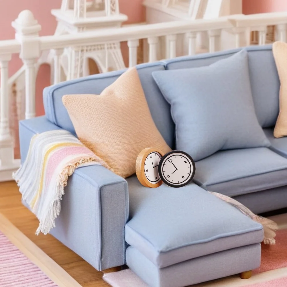 นาฬิกาแขวนผนังขนาด 1:12 จำนวน 2 ชิ้น ของตกแต่งบ้านตุ๊กตา ทำจากไม้ ให้พื้นผิวธรรมชาติ สำหรับการออกแบบตกแต่งภายในที่สมจริง อุปกรณ์ตกแต่งบ้านขนาดจิ๋ว