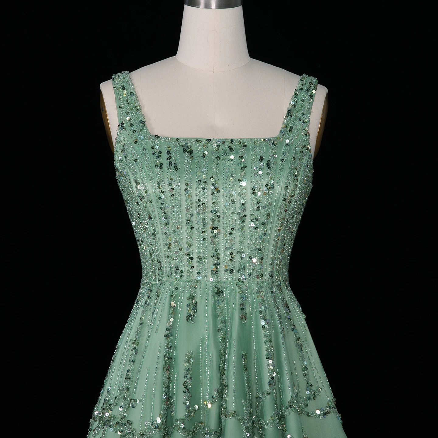 Sharon Said Luxuriöses, perlenbesetztes, grünes, elegantes Abendkleid im Spaghetti-Stil für die Hochzeitsfeier der Frauen in Dubai 2026, SS225, maßgeschneidert. – Detail 6