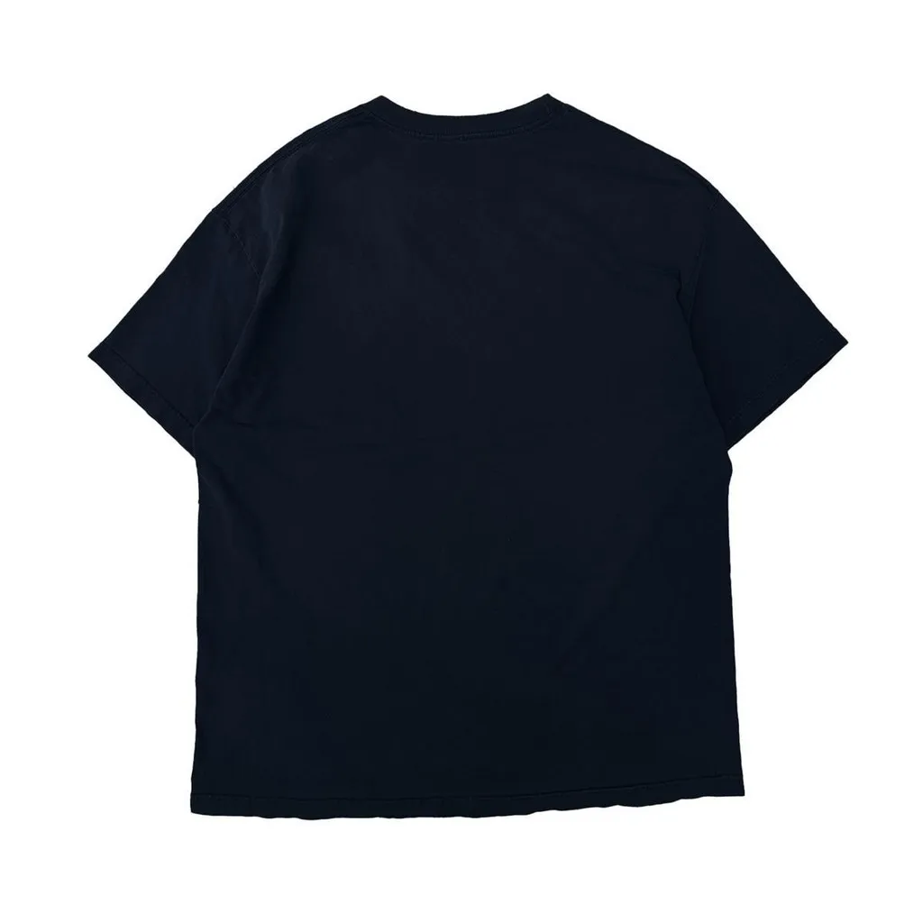 ملصق الفيلم لـ "دوني داركو" مستوحى من طباعة تي شيرت أسود للجنسين، مما يخلق مظهرًا كاجوالًا يوميًا #6