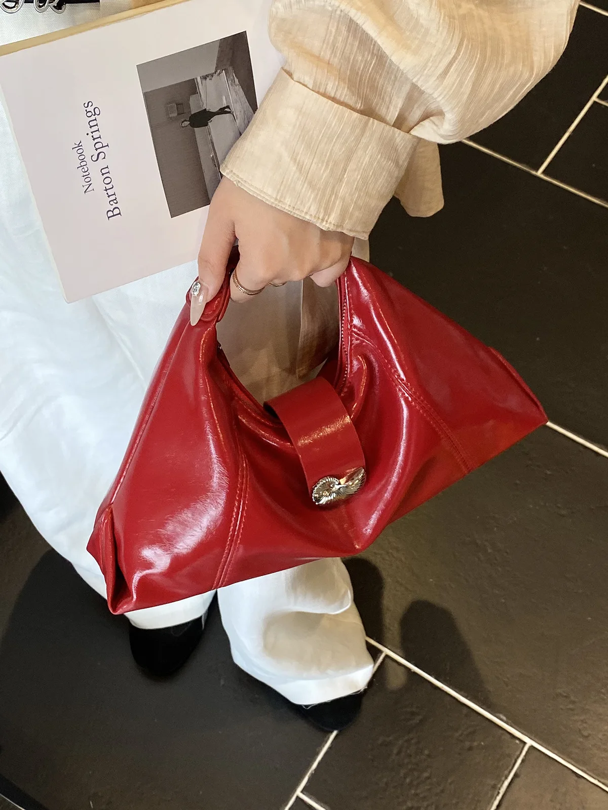 

Модная женская сумка на пуговицах в виде ракушки, однотонная сумка для пельменей из синтетической кожи, американские повседневные женские сумки на плечо в стиле ретро