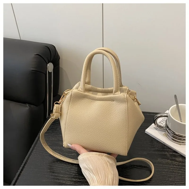 

Spacious Leisure Bag Ladies Trendy Minimalist Shape Luxury Leather Material Elegant Daily Travel Bag
