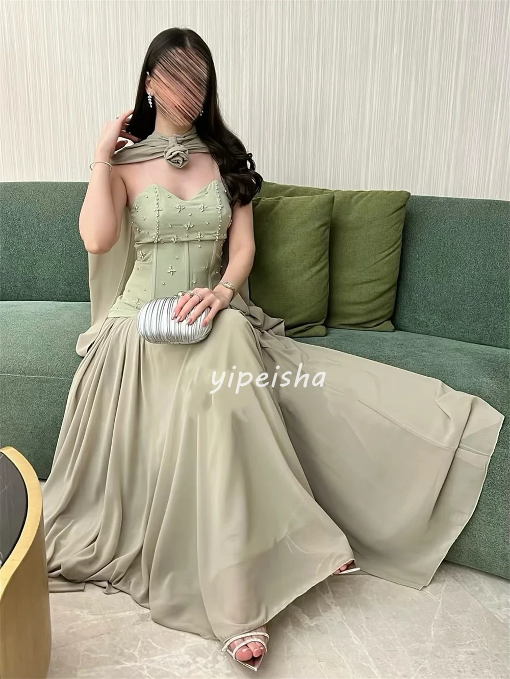 ที่กำหนดเองคุณภาพสูงแฟชั่นชีฟองแฮนด์เมดดอกไม้ไรน์สโตนตรงชุดยาวที่ไม่มีสายหนังชุดโอกาสสั่งทำพิเศษ