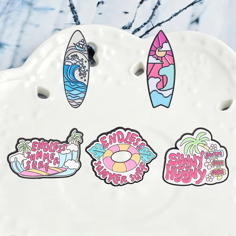 Cartoon-Ozean-Sonnenuntergang-Surfbrett-Emaille-Pin, Sommer-Strand-Ozeanwellen-Segelboot- und Sonnenuntergang-Himmel-Design-Brosche, Taschen-Revers-Abzeichen-Schmuck – Detail 2