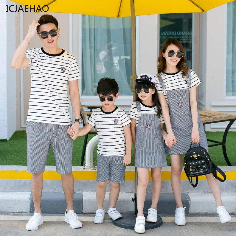

Новый корейский летний семейный одинаковый комплект, полосатое платье на бретелях, наряд с короткими рукавами для мамы и девочки, одежда для отпуска, милый пляжный образ для пары