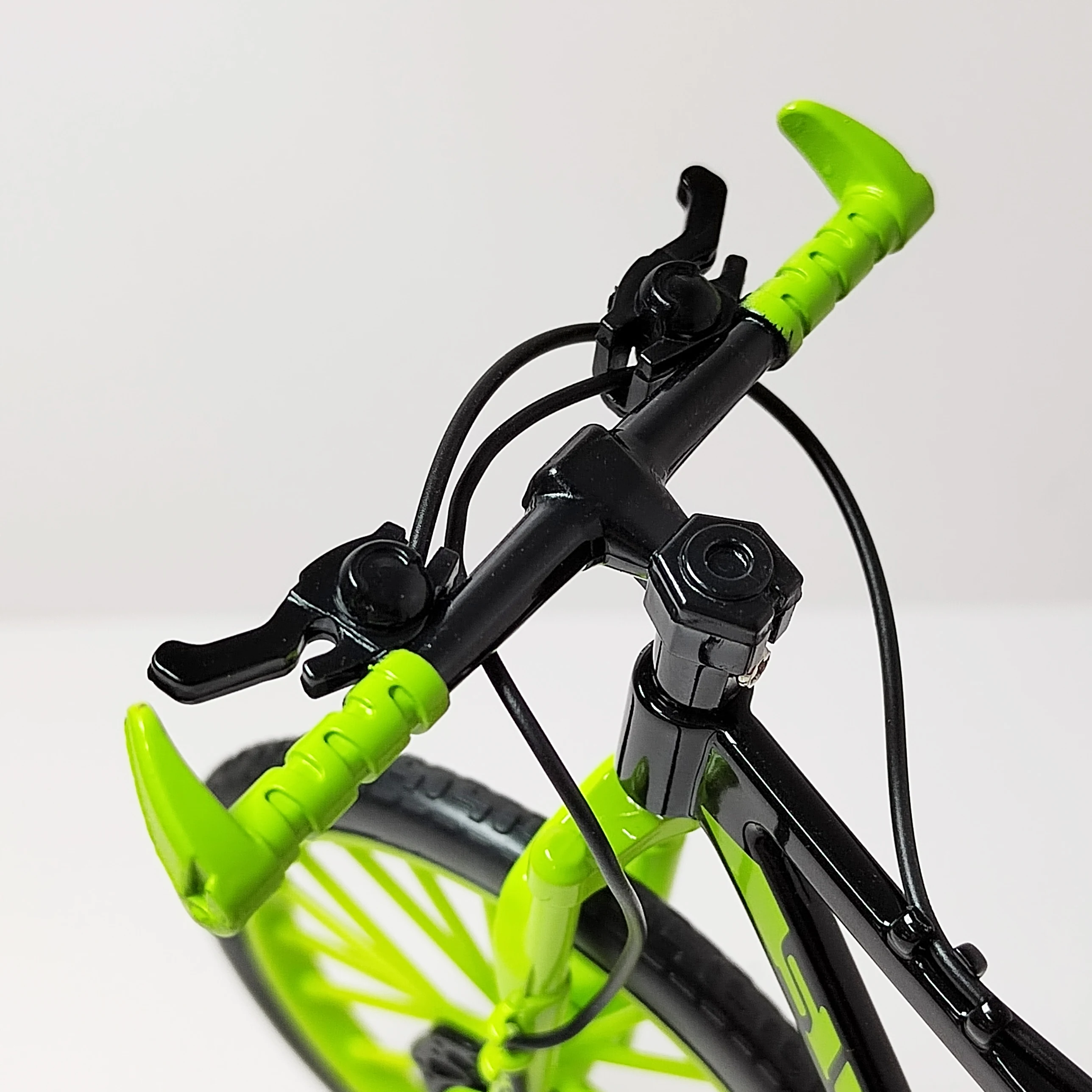 1:8 Colorful Mountain Bicycle Model Green Bike Diecast Alloy Finger Bicycle Ornament Collection Gift for Children Boy Toy