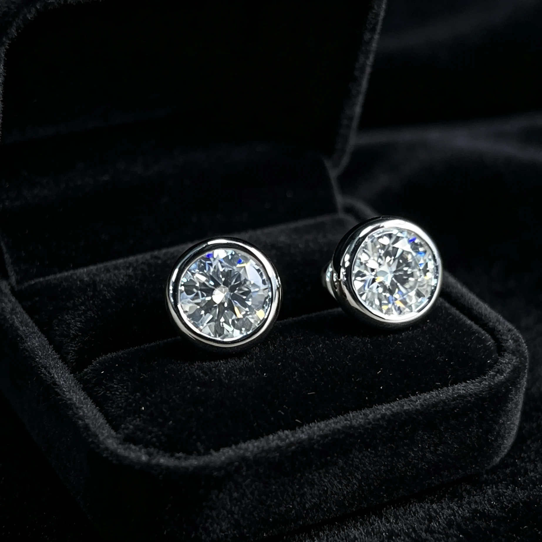 100 points, Moissanite with small bubbles, minimalist design, sophisticated feel, S925 sterling silver earrings.