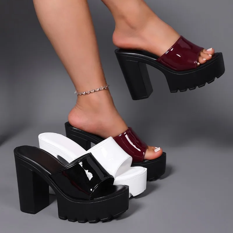 Sommer Neue PU Hochhackige Designer-Damensandalen Elegante Slip-On High Heels Luxuriöse Runde Zehenpartie Offene Zehen Partyschuhe im Angebot