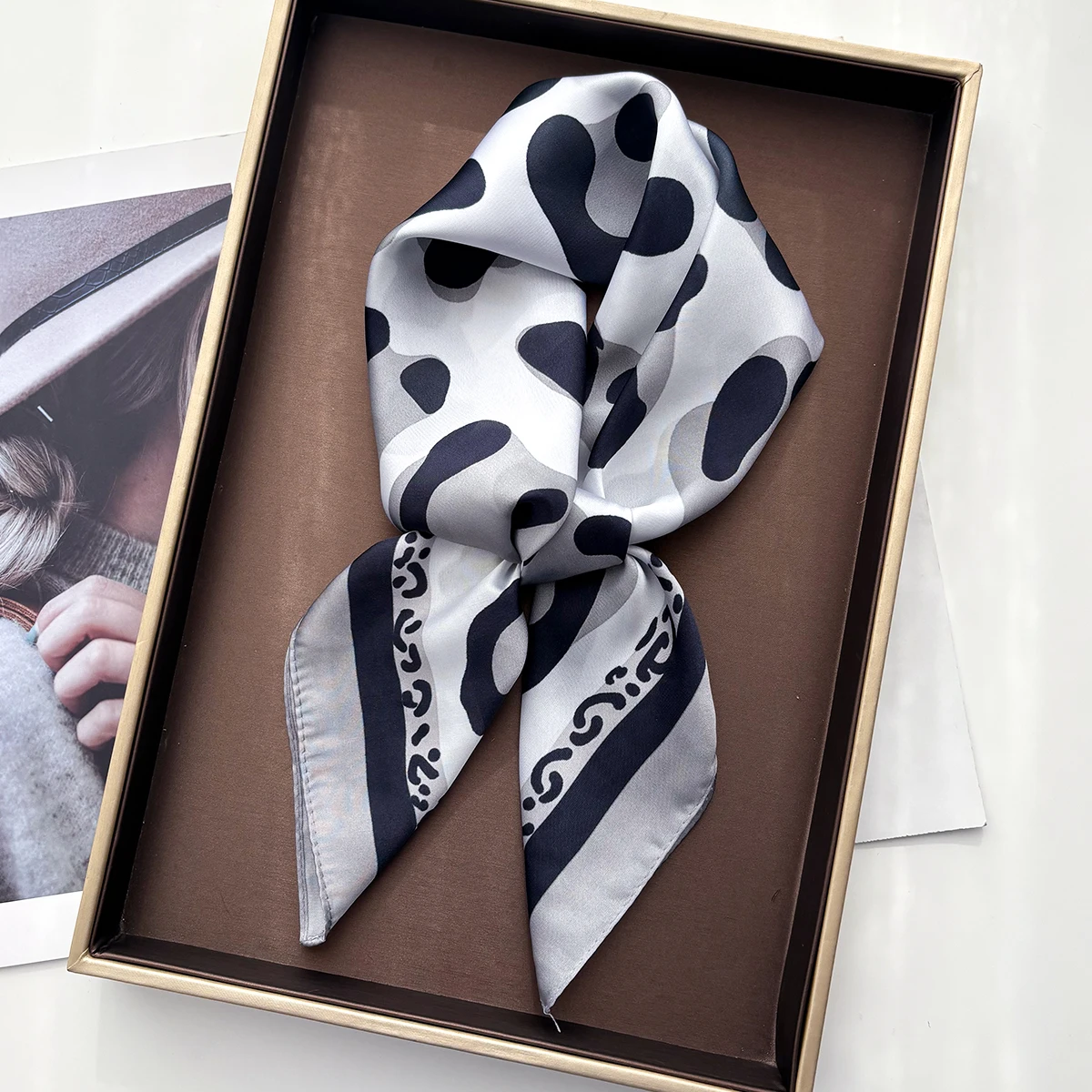 Luxuriöser Leoparden-Imitations-Schal, Damen-Design, quadratische Haarbänder, Foulard, Damen-Bandana, Halstuch, Stirnbänder – Detail 5