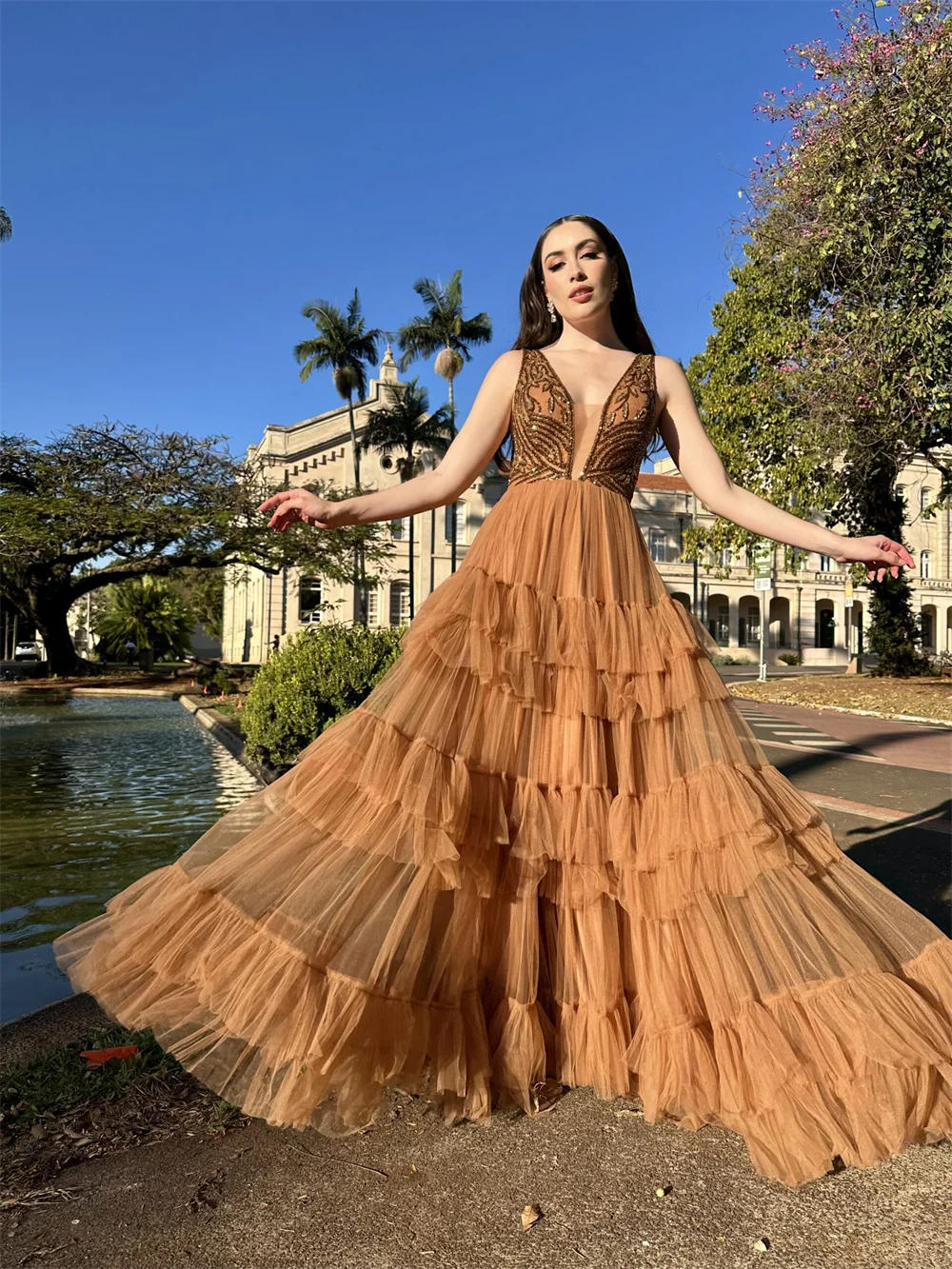 콘테사 맞춤 이브닝 드레스, 프롬 드레스, 파티 드레스, 우아한 정장 가운, 티어드 튤 브이넥 민소매 러플 맥시 드레스, 롱 드레스