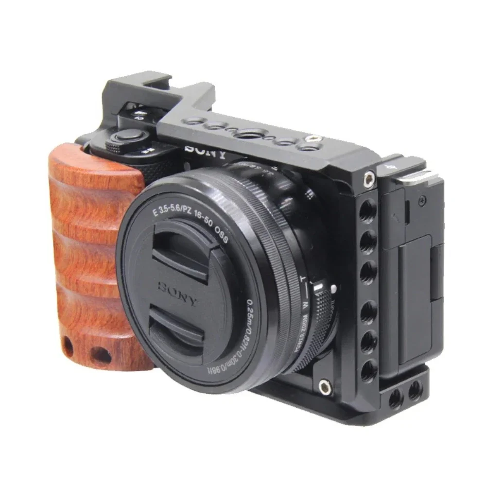Klatka operatorska do aparatu ZV-E10 z drewnianym uchwytem, do Sony ZV-E10, z wbudowaną płytą szybkiego montażu, mocowaniem cold shoe oraz gwintami 1/4” i 3/8”. — zdjęcie produktu 2