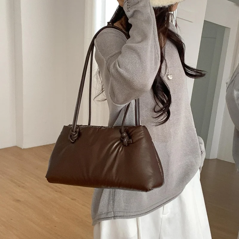 กระเป๋าสะพายไหล่ผู้หญิงแบบลำลอง ขนาดใหญ่ ดีไซน์ควิลท์ รุ่นใหม่ปี 2025 แฟชั่นสีพื้น ผ้าฝ้ายบุนวม ใช้ได้ทั้งผู้หญิงและผู้ชาย เหมาะสำหรับเดินทางไปทำงาน