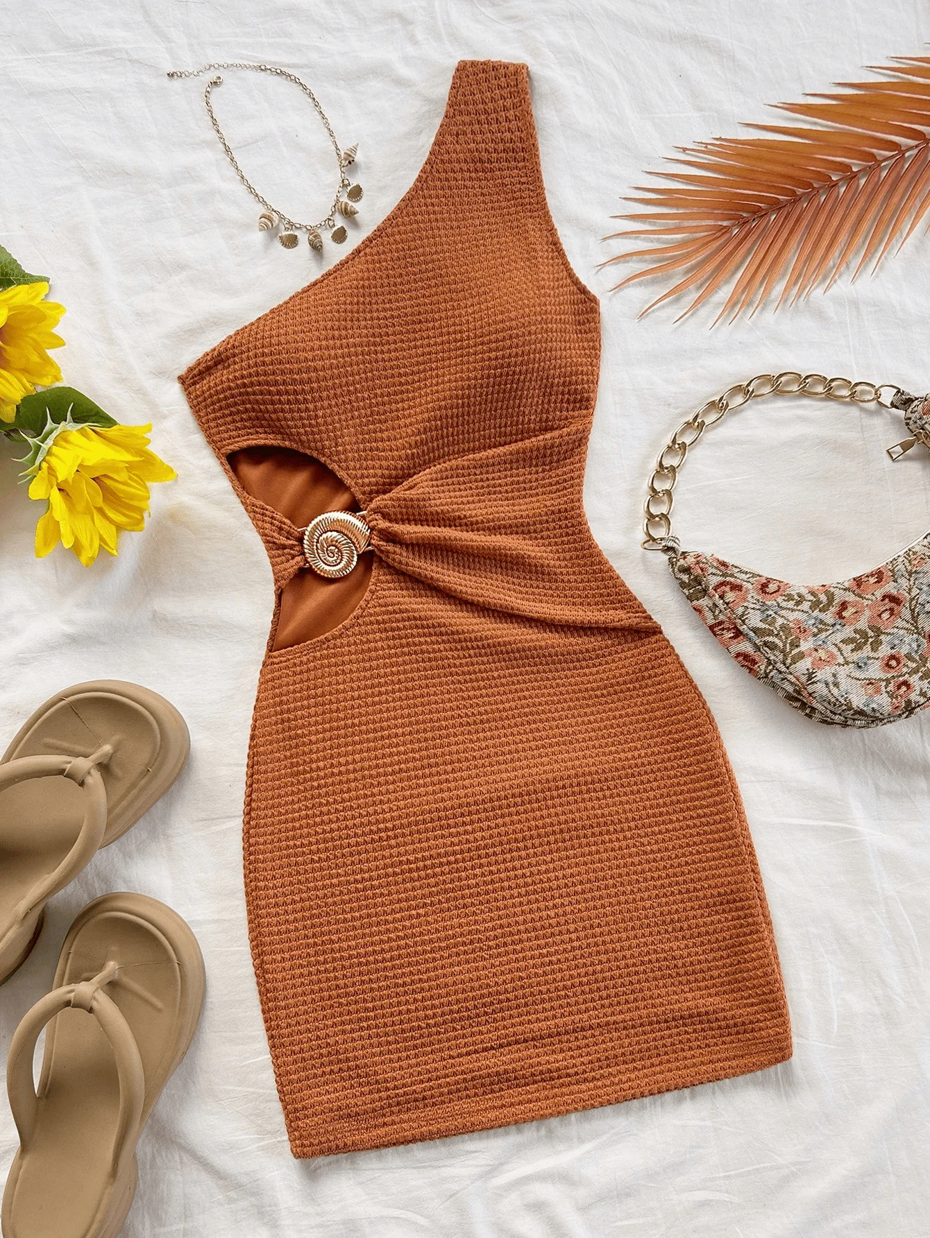 Este elegante vestido con hebilla metálica ahuecada y hombros descubiertos exude un sentido de la sofisticación y adelgaza. Es un puro y se.