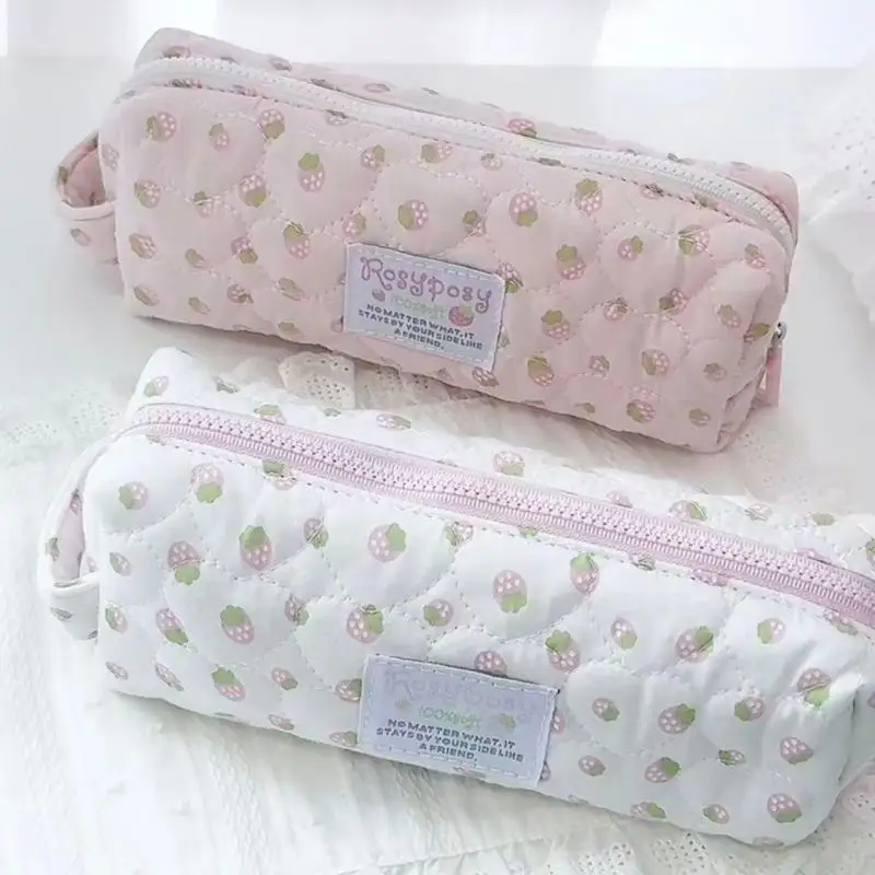 Weiche, gesteppte Federtasche mit schönem Erdbeer-Print und großem Fassungsvermögen, perfekt für Schüler und zur Aufbewahrung von Büromaterial. – Detail 1