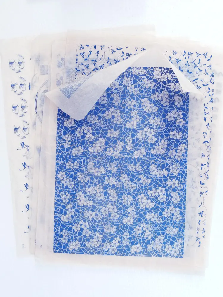 Keramikblaues und weißes Blumenmuster auf Papier – Traditionelles, glückverheißendes Blumen- und Vogel-Tierkreismuster, schlichtes Billet-Muster, hochtemperaturbeständig – Detail 2