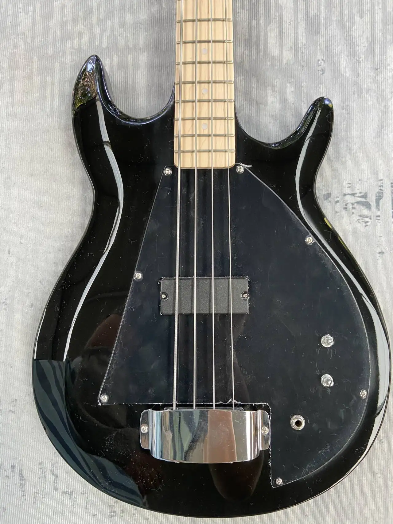 

Electric BASS .made in China .black body, matte head, have logo! A mahogany body. In stock, G13