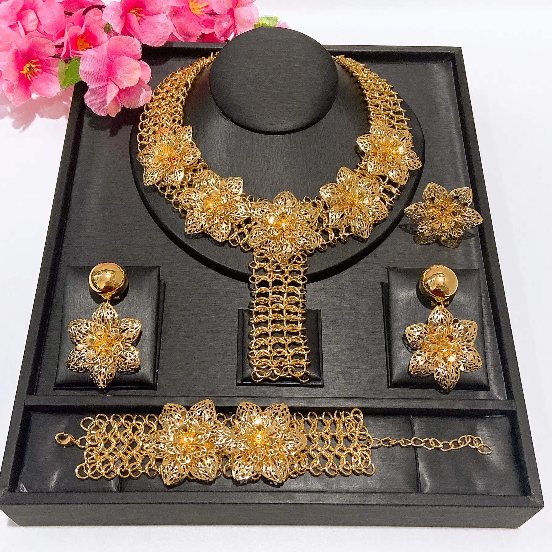 

Ювелирный набор Yulaili с позолотой: изысканные украшения в виде цветов — колье, серьги, браслет, кольцо. Стильный и роскошный аксессуар HK0484