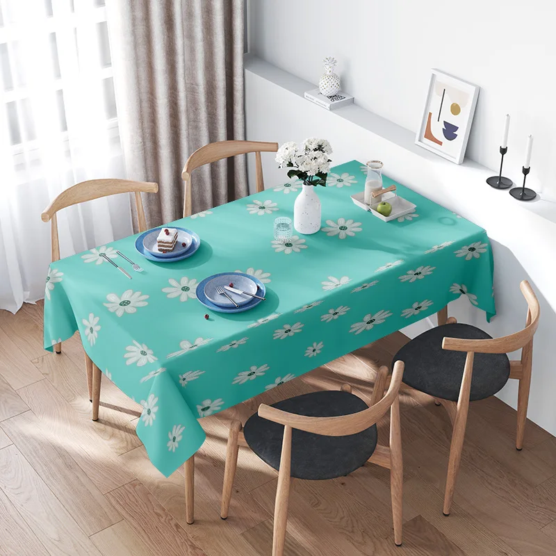 Encantador delicia de margaritas: fondo turquesa con mantel de flores blancas para un espacio de comedor fresco