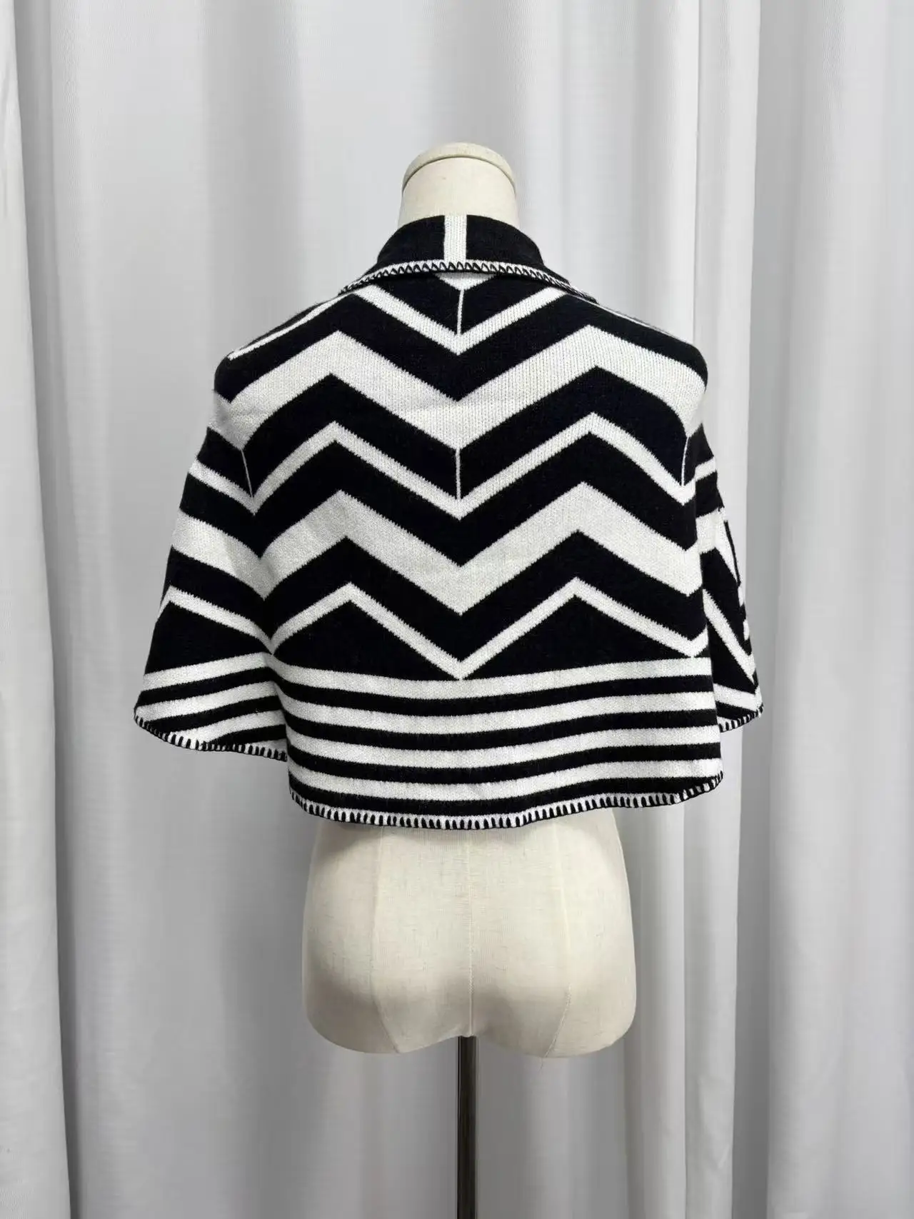 Real shot 2025 New Designer High-End Cape Cloak for Women, Niche Short Petite-Friendly Outerwear, Stylish Spring Autumn Jacket w