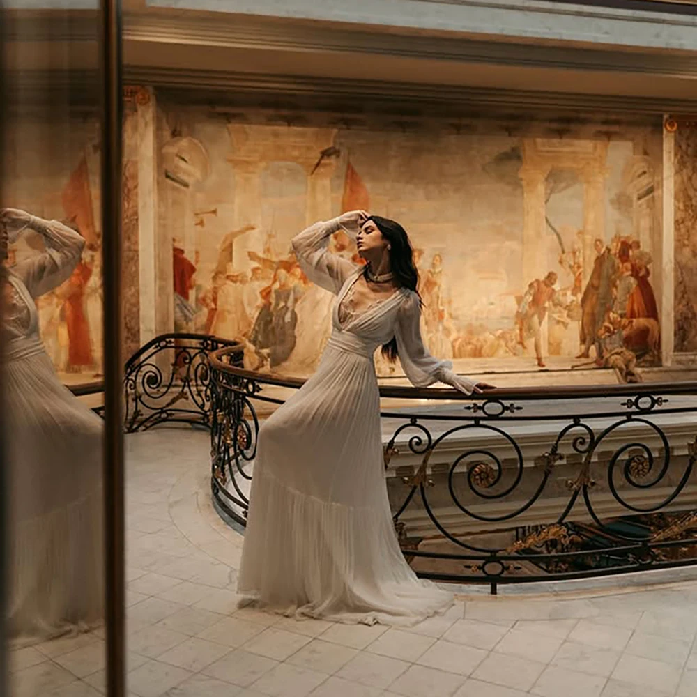 ชุดแต่งงานผ้าชีฟองไหมเซ็กซี่ คอเสื้อลูกไม้ลึก ทรงเอ แขนยาว กระโปรงพลีทแบบกำหนดเอง ชายกระโปรงทรงแปรง