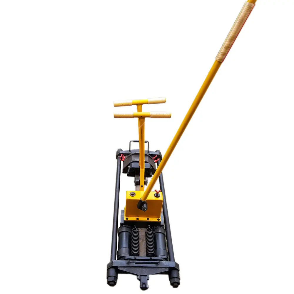 Gauge adjuster for railway maintenance, with strong hydraulic thrust and compact on-site design