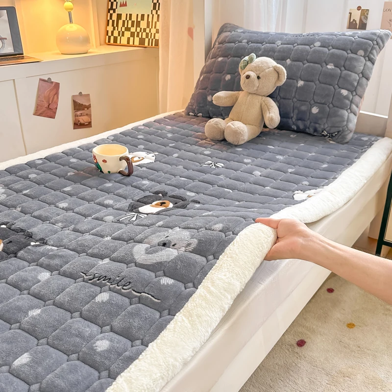 Winter Quilted Mattresses Pad Thickened Bedsheet Fold Thin Velvet Mattress Topper Skin-friendly Bed Linen for Home Dormitory