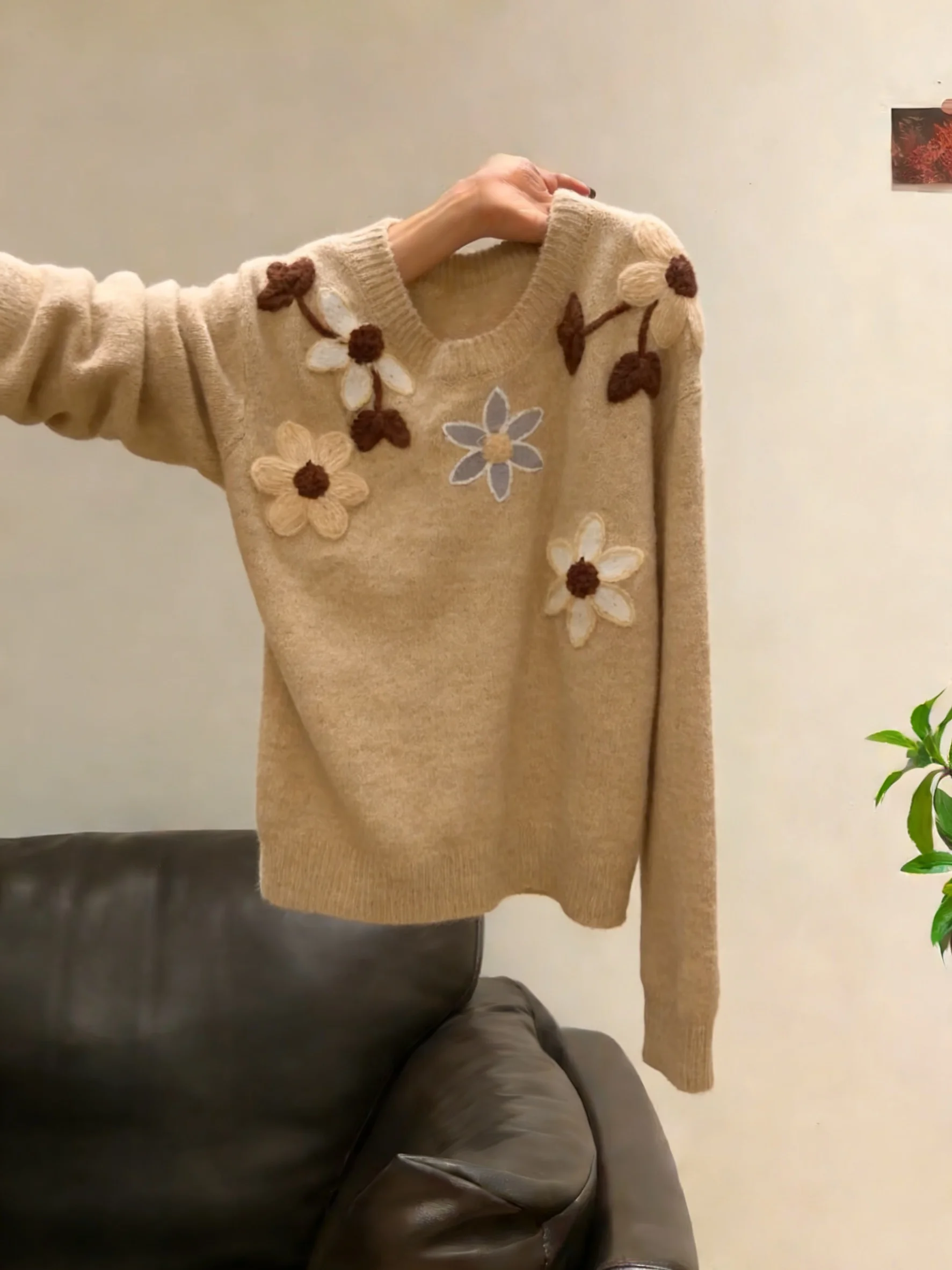 

Unique Beautiful Anti-Aging Floral Embroidery round Ne Knitted Sweater Women's Casual Faion Design Spring Autumn Versatil...