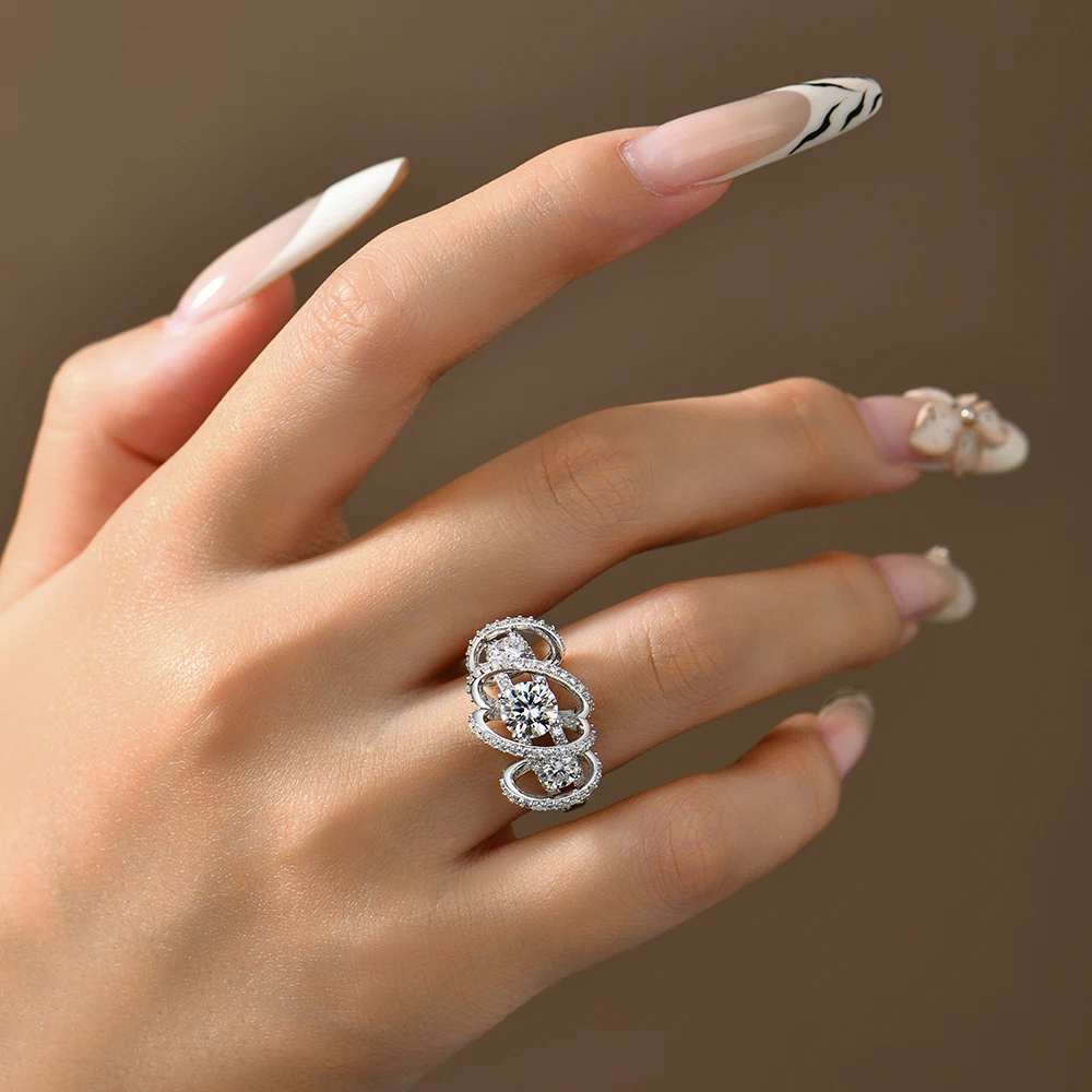 ATTAGEMS. خاتم نسائي فاخر مزين بثلاثة أحجار مويسانيت، وحجر كريم مستدير بقطر 1 قيراط، وحلقة ملتوية تشبه الكرمة مصنوعة من الفضة الإسترلينية 100٪. هذه القطعة من المجوهرات الراقية مناسبة لمناسبات مثل الخطوبة والمواعيد الغر #5