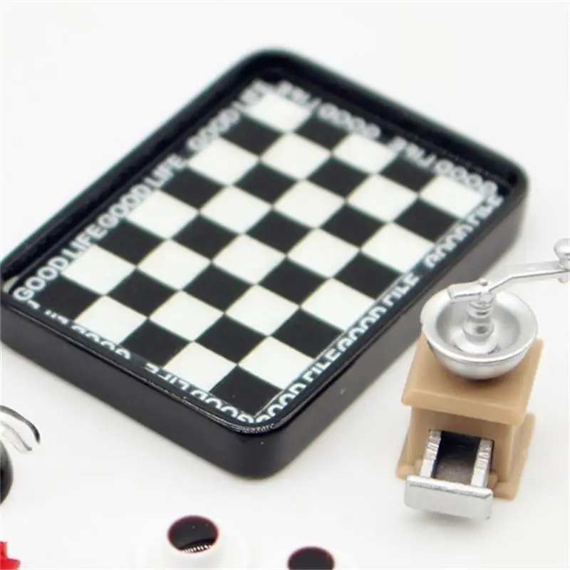 ⭐ Puppenhaus Rollenspiel Spielzeug Miniatur Kaffeemaschine Mühle Schwarz und Weiß Kariertes Teller Set Modell Puppenhaus Zubehör