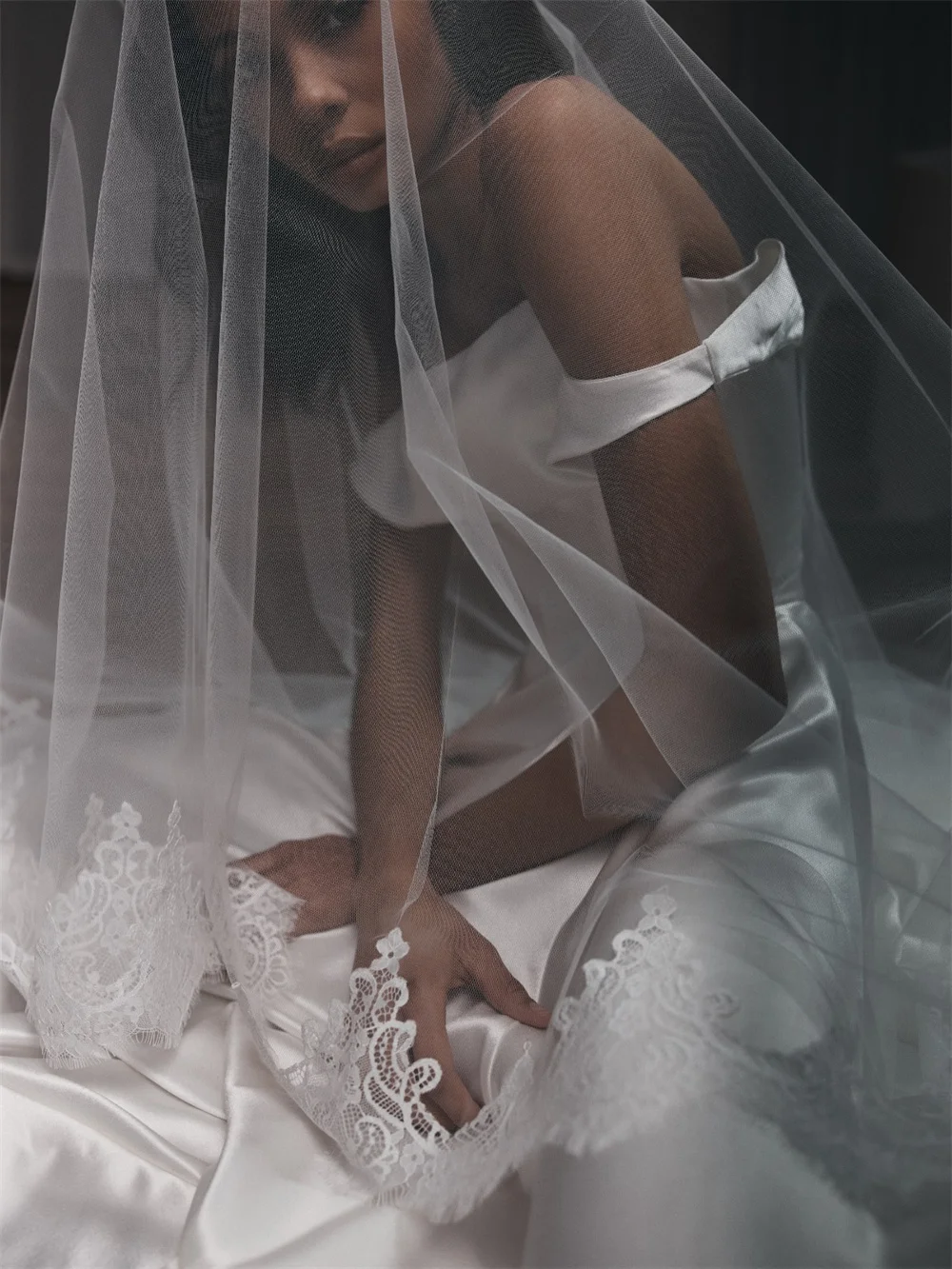 ชุดแต่งงานแบบสั่งตัดสีขาวแบบไหล่เดียวจากโตเกียว แขนกุด ซิปหลัง ผ้าซาติน ทรงเอไลน์ พร้อมชายกระโปรงยาวแบบคอร์ทเทรน ปี 2025